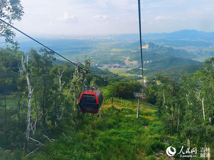 乘坐纜車望山下的風景(人民網王海躍 攝)