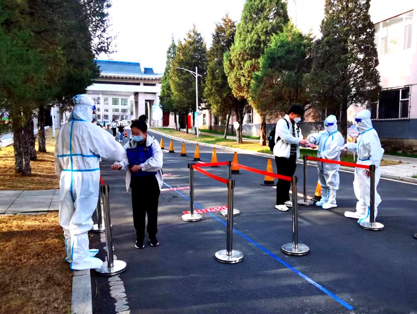 �Ӽ��е�һ�߼��ЌW�W��������ꠜy�w�������Ӽ��н����ֹ��D��