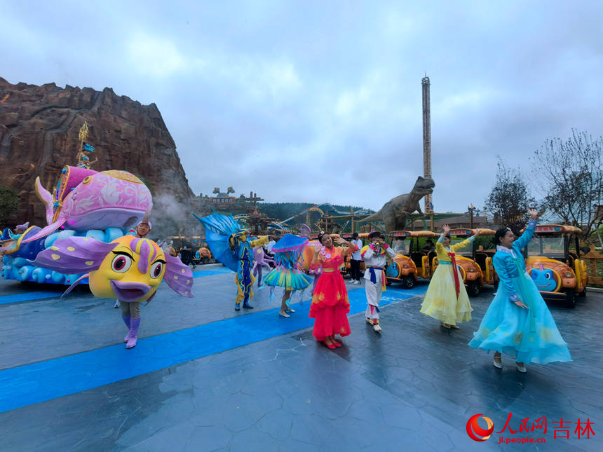 延吉恐龍王國游園表演。人民網 馬俊華攝