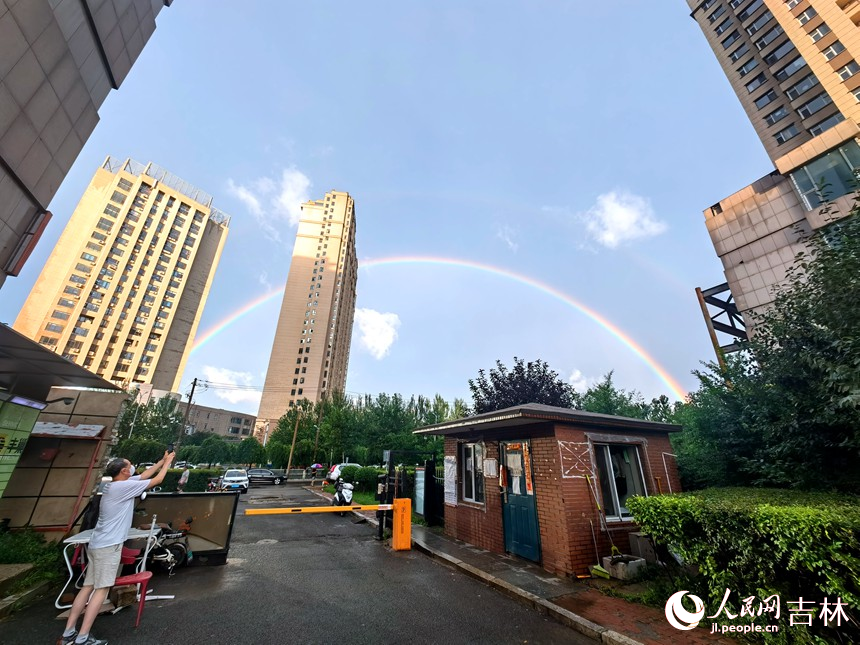 難得的雙輪彩虹吸引了市民拍照留念。人民網 馬俊華攝