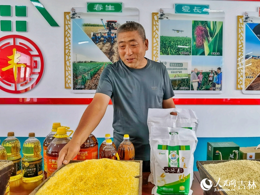 盧偉介紹合作社產品。人民網 李洋攝。