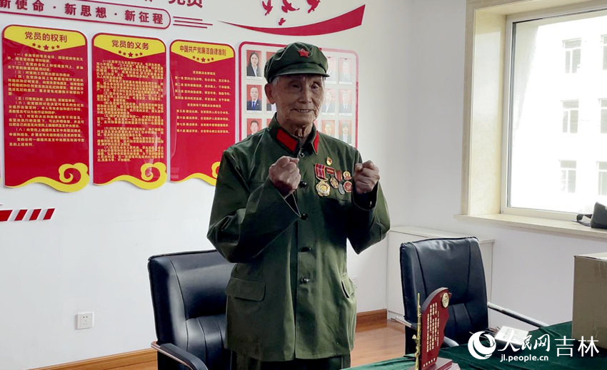 現已90歲的楊秀友唱起《中國人民志愿軍戰歌》依舊眼神堅毅。人民網 李思玥攝