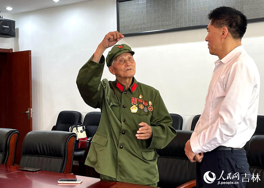 楊秀友講述著入朝作戰時的種種經歷。人民網 李思玥攝