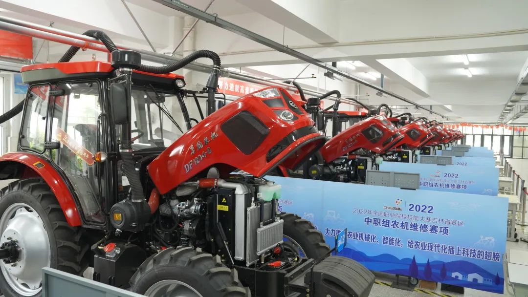 賽場農機整齊排列。長春職業技術學校供圖