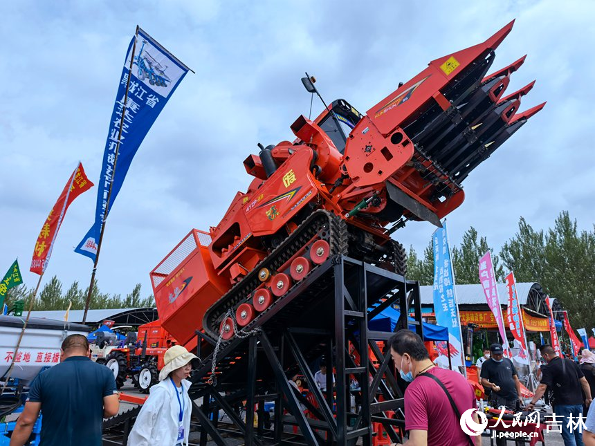大型農機展區。人民網 李洋攝