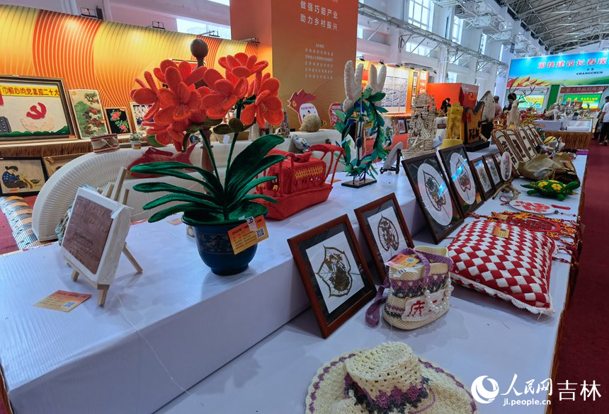 農博園上的工藝品展示。人民網 李洋攝