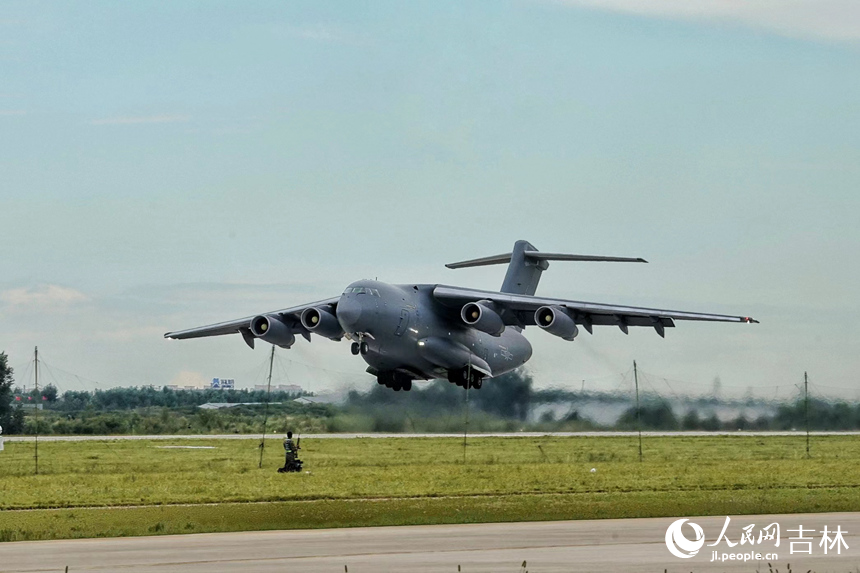 8月26日，“2022年空軍航空開放活動·長春航空展”正式開幕。人民網 李洋 攝