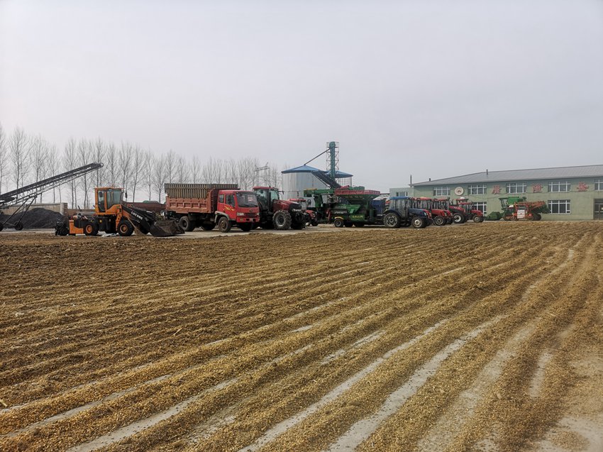 大型農機一字排開。