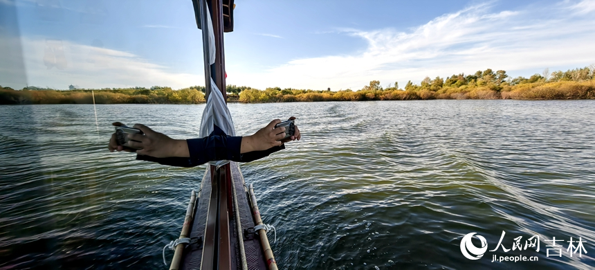 泛舟游覽。人民網 石天蛟攝