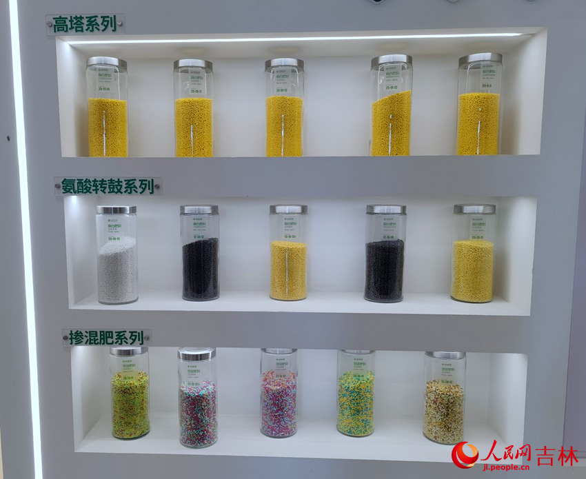 隆源農業生產的不同類型的肥料。人民網 馬俊華攝