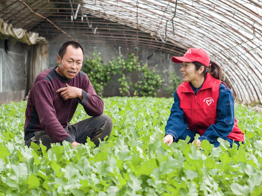 《 全國勞模賈春賀走訪用戶》。孫文革 攝
