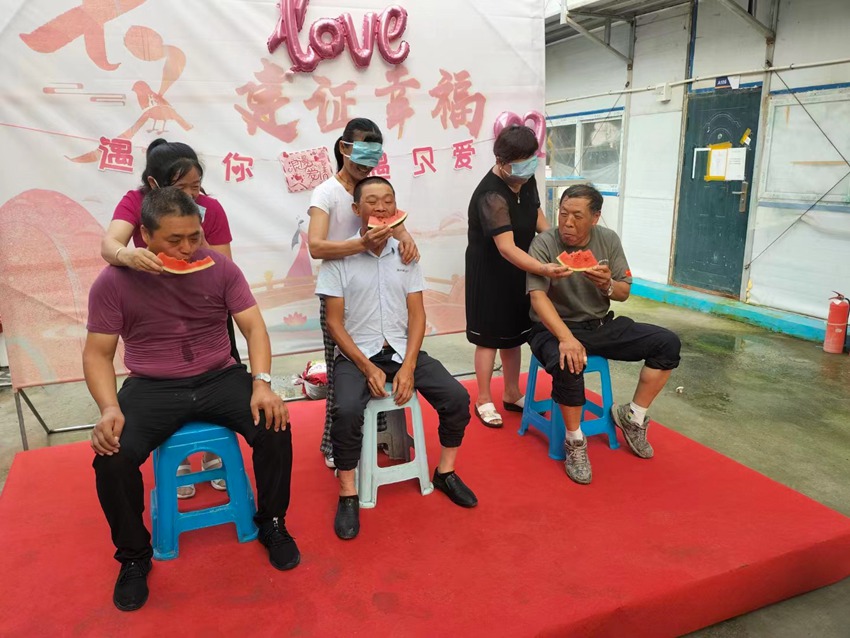 《農民工的浪漫七夕》。李文卓 攝