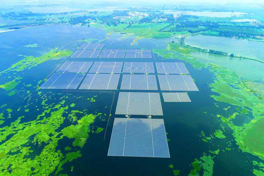 吉電股份安徽淮南漂浮式光伏電站。