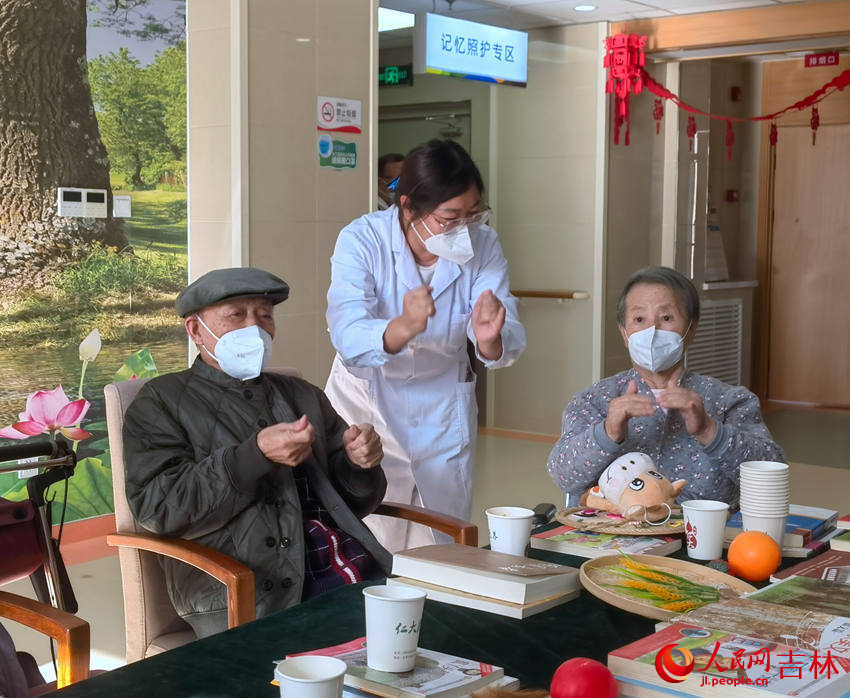 活動交流區域老人做手指操。人民網 馬俊華攝