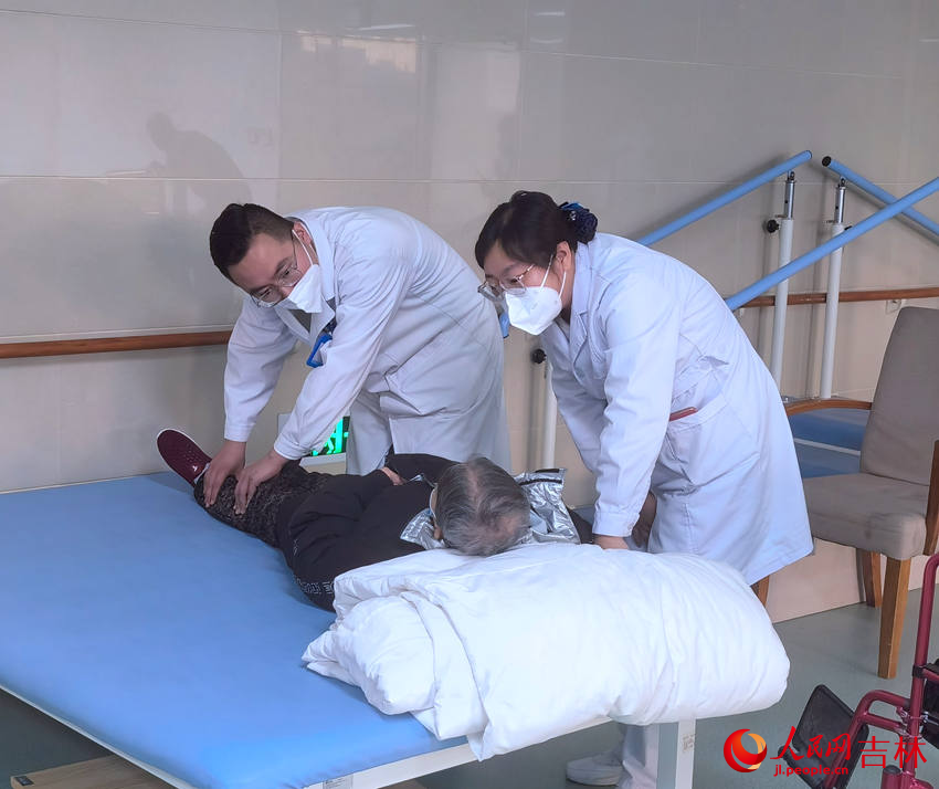 醫生在康復大廳給老人理療。人民網 馬俊華攝