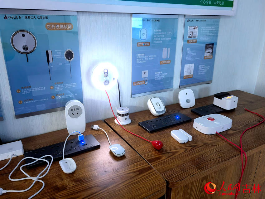 部分居家養老智能設備。人民網 馬俊華攝