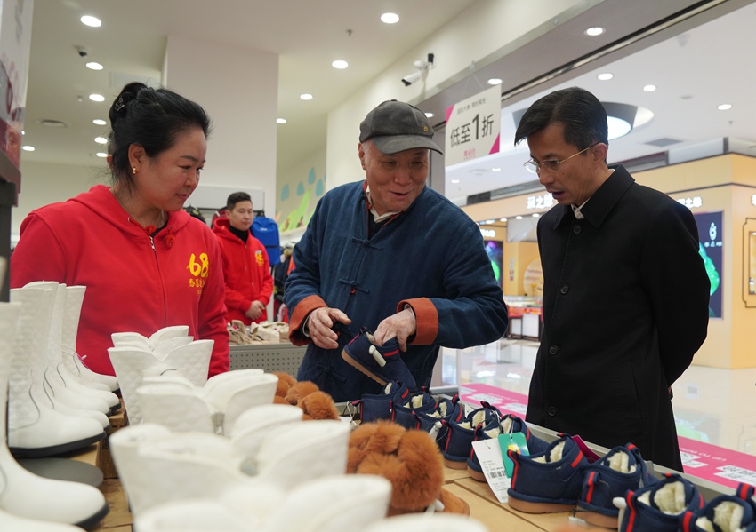 歐亞集團黨委書記、董事長曹和平在營業現場檢查工作