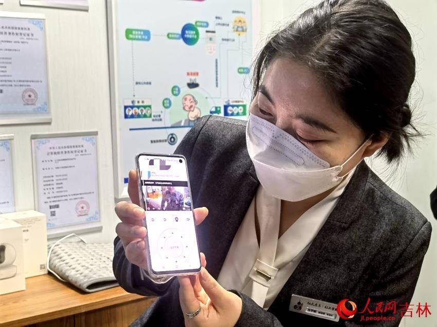 叢宇航通過手機APP和居家養老的老人遠程通話。人民網 馬俊華攝