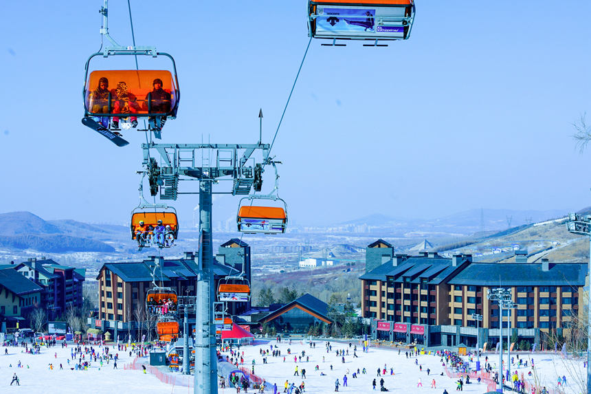 吉林市萬科松花湖B索吊椅。（吉林省文化和旅游廳供圖）