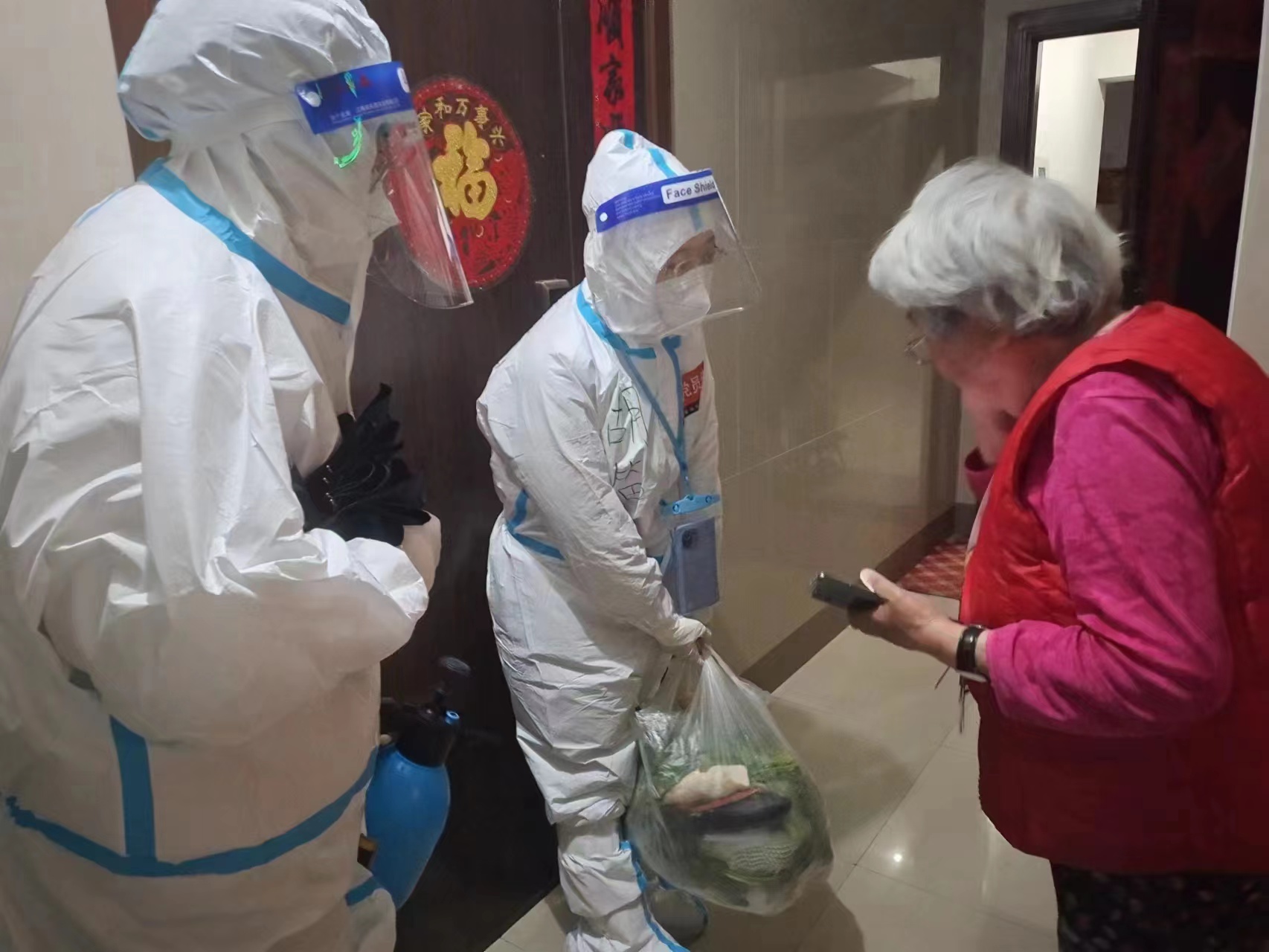 社區網格長變身“大白”，為轄區獨居老人運送藥以及日常所需物資