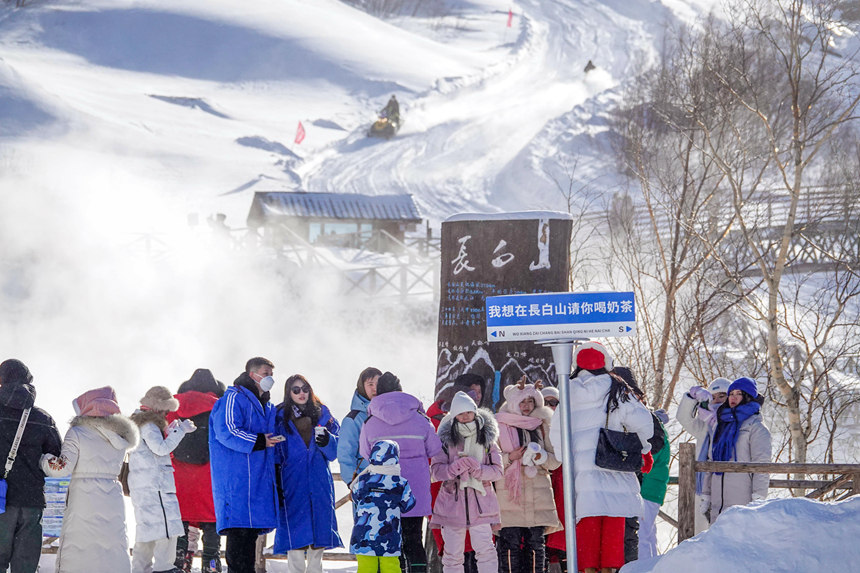 游客在長白山景區欣賞冬季美景。呂昊俊攝 