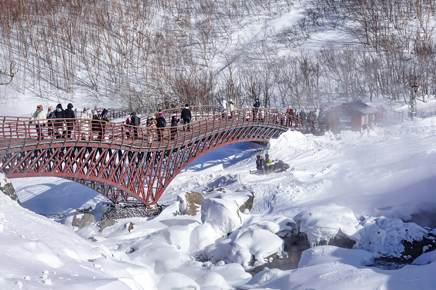 游客在長白山景區欣賞冬季美景。呂昊俊攝 