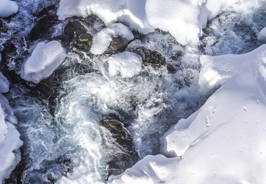 長白山不凍河在冰雪中，奔流不停。呂昊俊攝