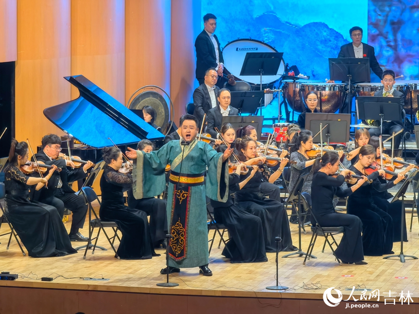 男聲獨唱《這一拜》。人民網 馬俊華攝