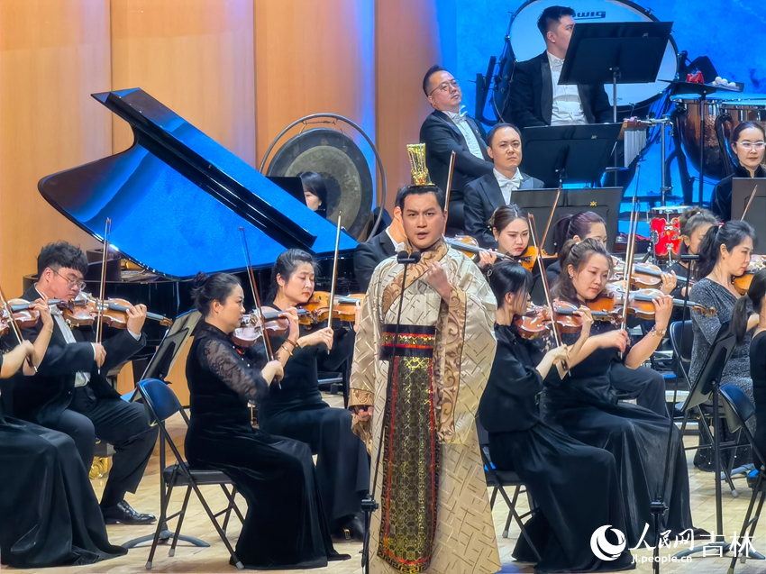 男生獨唱《短歌行》，人民網 馬俊華攝