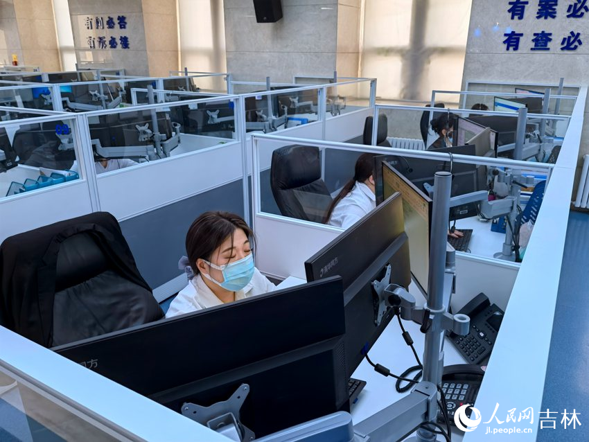 “12315”投訴舉報中心人工接聽席。人民網 馬俊華攝