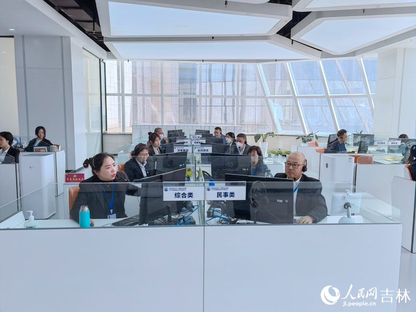 “12348”公共法律服務熱線中心。人民網 馬俊華攝