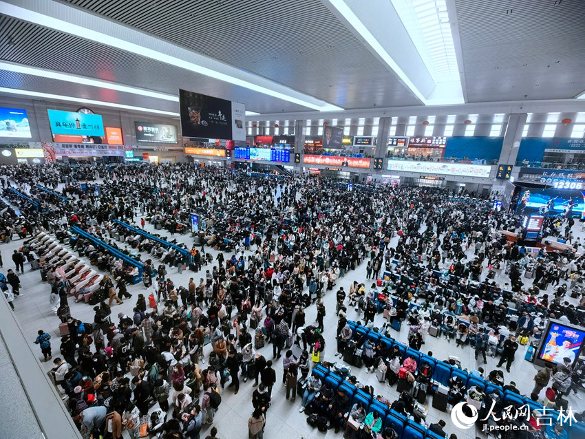 4月29日，“五一”小長假首日，長春站內人潮涌動。人民網 馬俊華攝