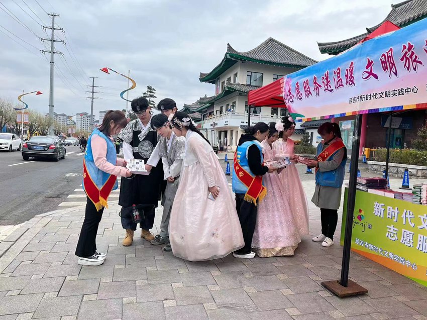 進學街道志愿者為游客提供咨詢幫助