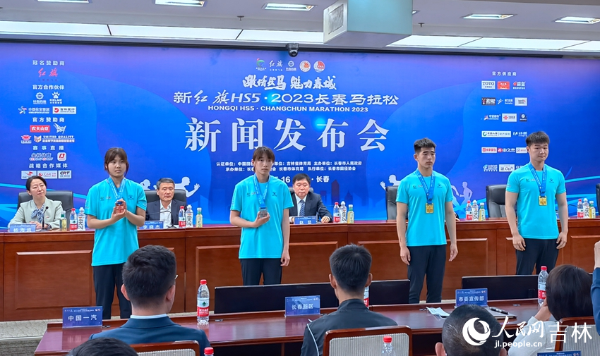 賽事的獎牌、參賽服裝展示。人民網記者 馬俊華攝