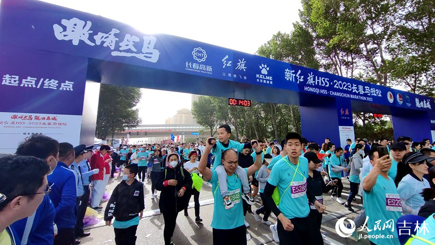 參賽選手從起點出發。人民網 李成偉攝