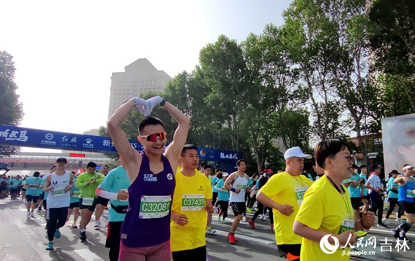 參賽選手從起點出發。人民網 李成偉攝