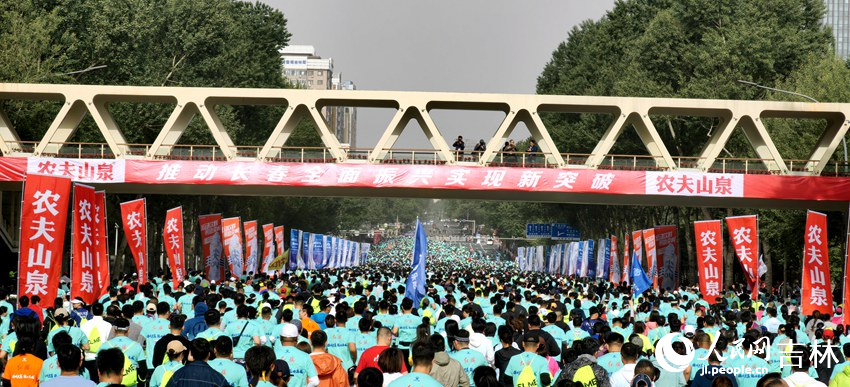 賽事現場人山人海。人民網 石天蛟攝