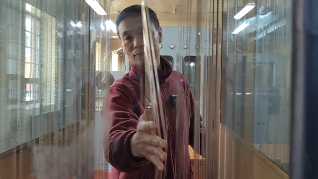 洗印車間配光師羅勇。