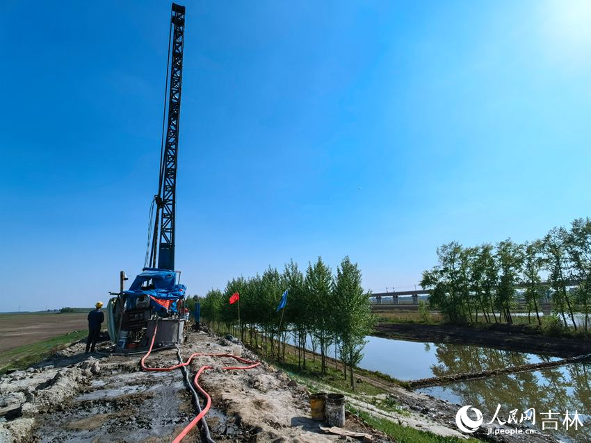 水泥土攪拌機施工現場。人民網記者 馬俊華攝