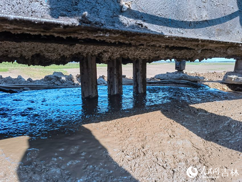 筑牢水泥土防滲墻。人民網記者 馬俊華攝
