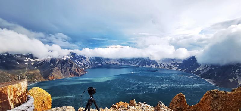 6月11日，長白山天池冰面逐步融化。周徽 攝