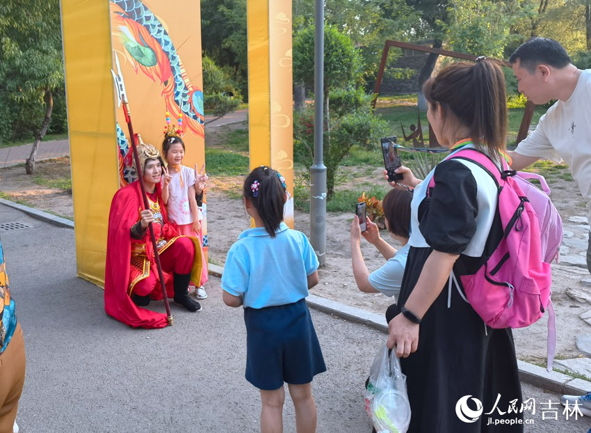 孩子們與天兵天將合影。人民網記者 馬俊華攝