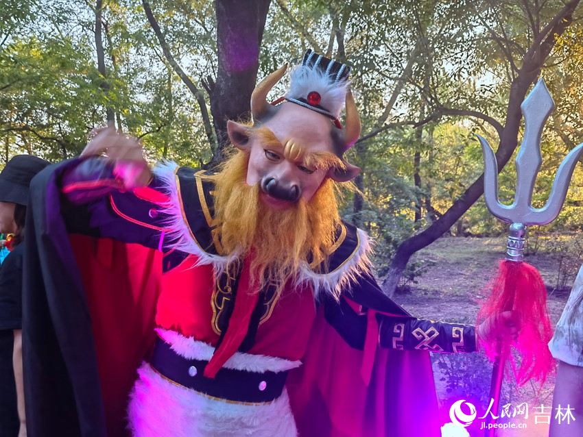 牛魔王面對鏡頭搞怪賣萌。人民網記者 馬俊華攝