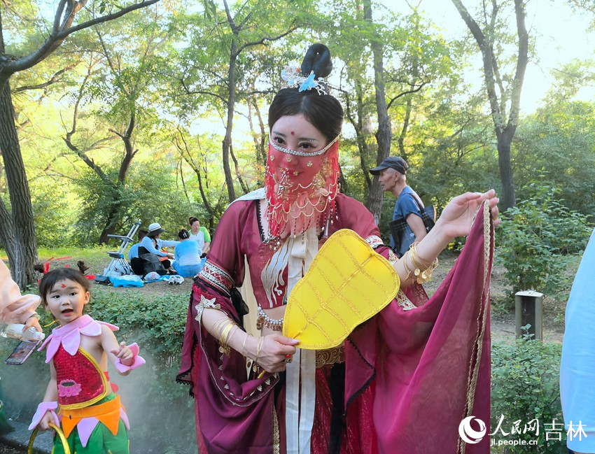 鐵扇公主手拿芭蕉扇，身姿優美。人民網記者 馬俊華攝