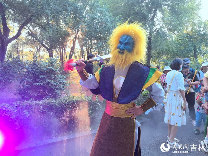 獅駝嶺青毛獅子怪擺起造型。人民網記者 馬俊華攝