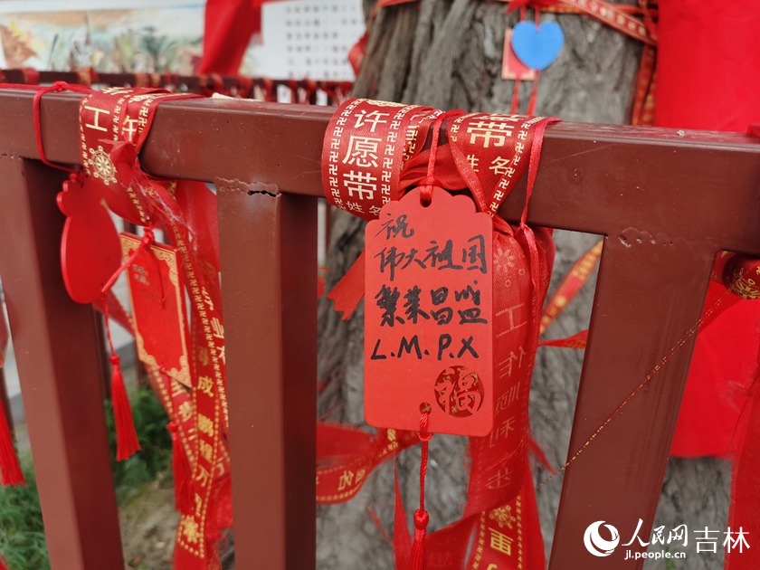 游客在新安古榆廣場祈福。