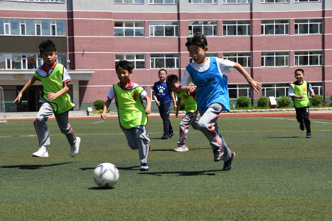 龍井市東山實驗小學校園足球隊的足球小將正在訓練