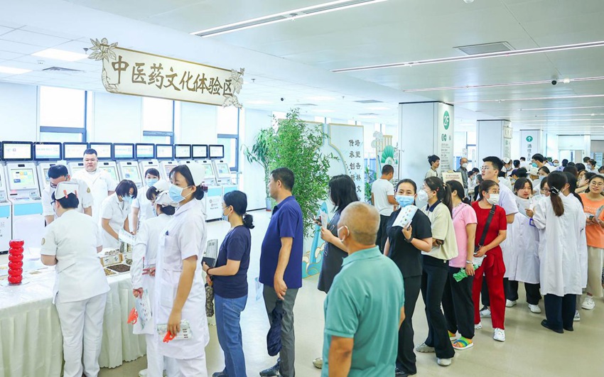 中醫藥文化體驗區活動火爆，市民排隊體驗。（王振東 攝）
