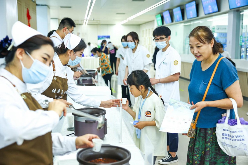 市民在藥膳茶飲品嘗區品嘗各式藥膳茶飲。（王振東 攝）