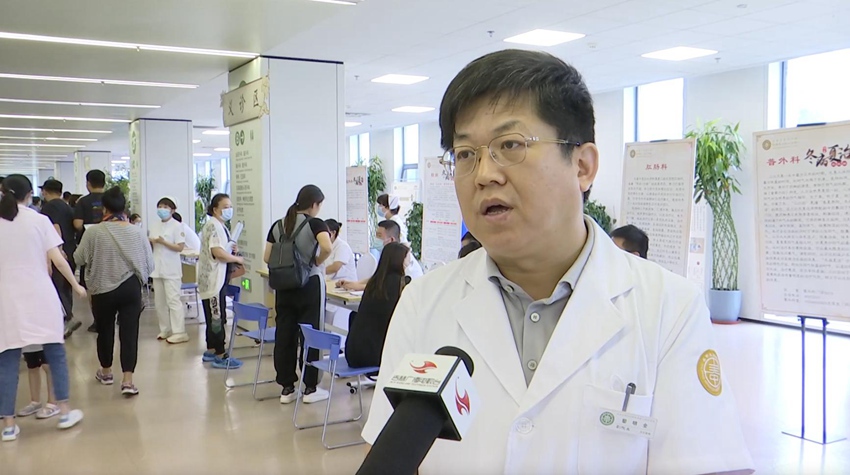 長春中醫藥大學附屬第三臨床醫院副院長、治未病中心主任黎明全教授接受媒體采訪。（王振東 攝）